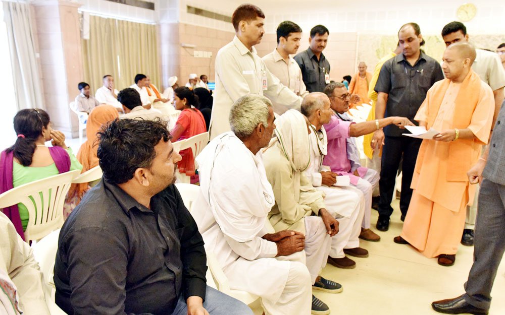 myogiadityanath's tweet image. आज अपने सरकारी आवास पर लोगों की समस्याएं सुनीं और अधिकारियों को इन पर शीघ्रता से कार्रवाई करने का निर्देश दिया।