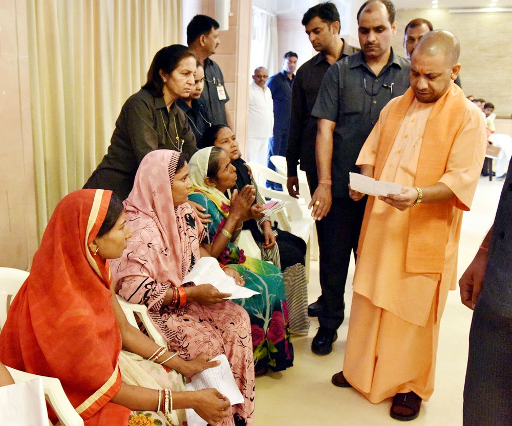 myogiadityanath's tweet image. आज अपने सरकारी आवास पर लोगों की समस्याएं सुनीं और अधिकारियों को इन पर शीघ्रता से कार्रवाई करने का निर्देश दिया।