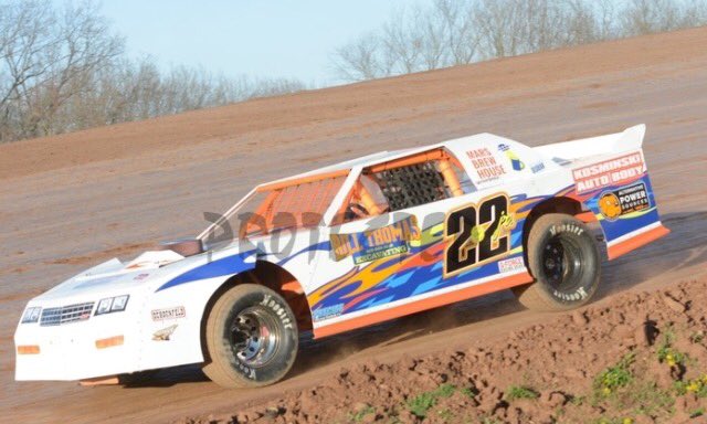 ChaseLambert22's tweet photo. After breaking a drive shaft and cracking the transmission Tuesday at practice, we got this thing ready tonight @Lernerville! #22jr https://t.co/oQrOA6T6DT