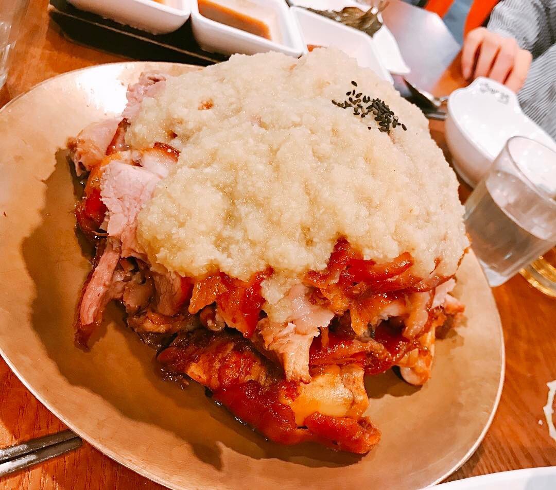 pegopa_korea's tweet photo. 韓国で食べれる💭🇰🇷

🍴마늘족발(マヌルチョッパル)🍴

マヌルとは日本語でニンニクのこと！

上に乗ってるのは大量のおろしニンニク👌🏻

明日のことなど気にせず
ニンニク生活できるのは
韓国のいいところ❤️

はぁ…ニンニク不足だよ🙌🏻🙌🏻

#ペゴパ #韓国 https://t.co/AinAD1GxUy