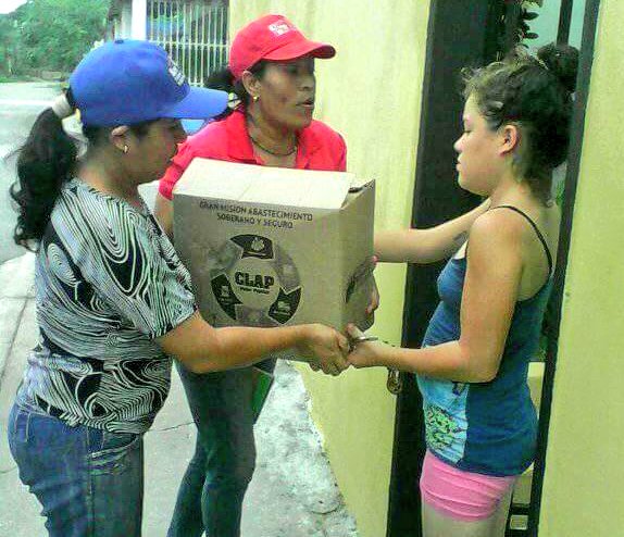 ASBLaTrinidad's tweet photo. Cada día los CLAP trabajamos de la mano con la comunidad, luchando contra la guerra económica. @ClapOficial @JULIOLEONYARA @NicolasMaduro https://t.co/1msbBUEWK0