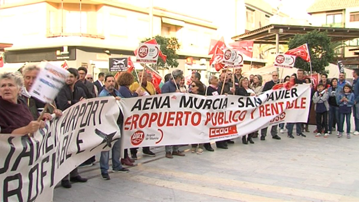 tuweb_tv's tweet photo. Numerosas personas se manifestaron a las puertas del ayuntamiento en defensa del Aeropuerto de San Javier, 22.00h Informativo Canal 1 MM-TP https://t.co/w0vHsDolIj
