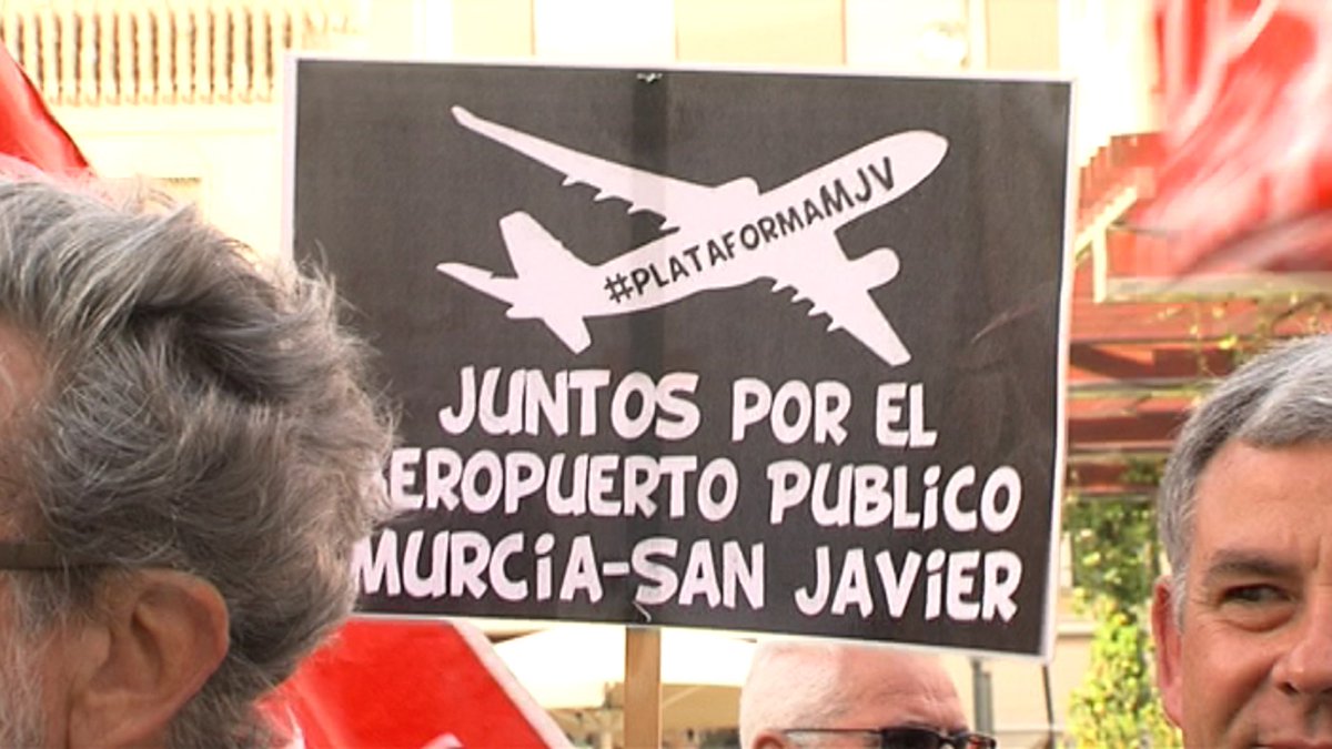 tuweb_tv's tweet photo. Numerosas personas se manifestaron a las puertas del ayuntamiento en defensa del Aeropuerto de San Javier, 22.00h Informativo Canal 1 MM-TP https://t.co/w0vHsDolIj