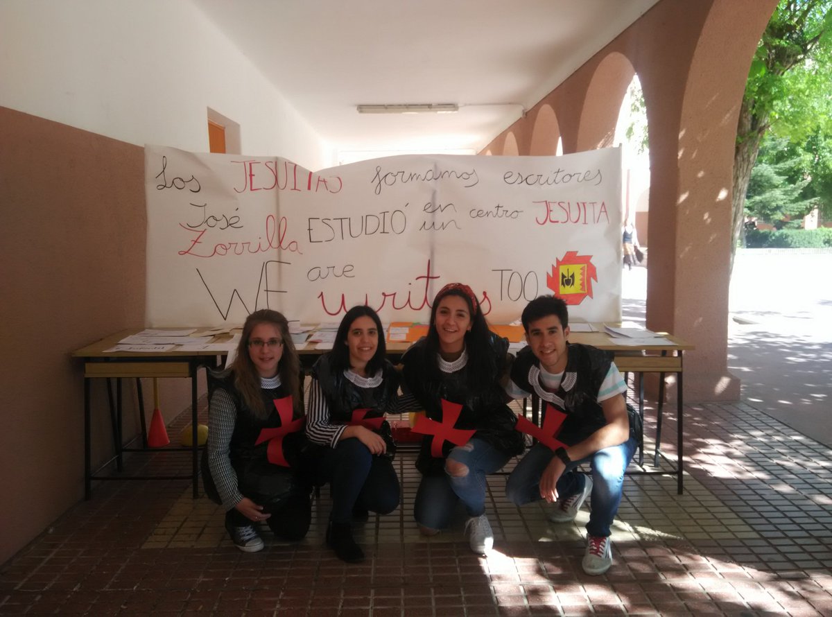 Nuriacatalauna's tweet image. Nuestros alumnos de #sciencepro de la #UVA  nos echan una mano y disfrutan del día del libro en @cristoreyva