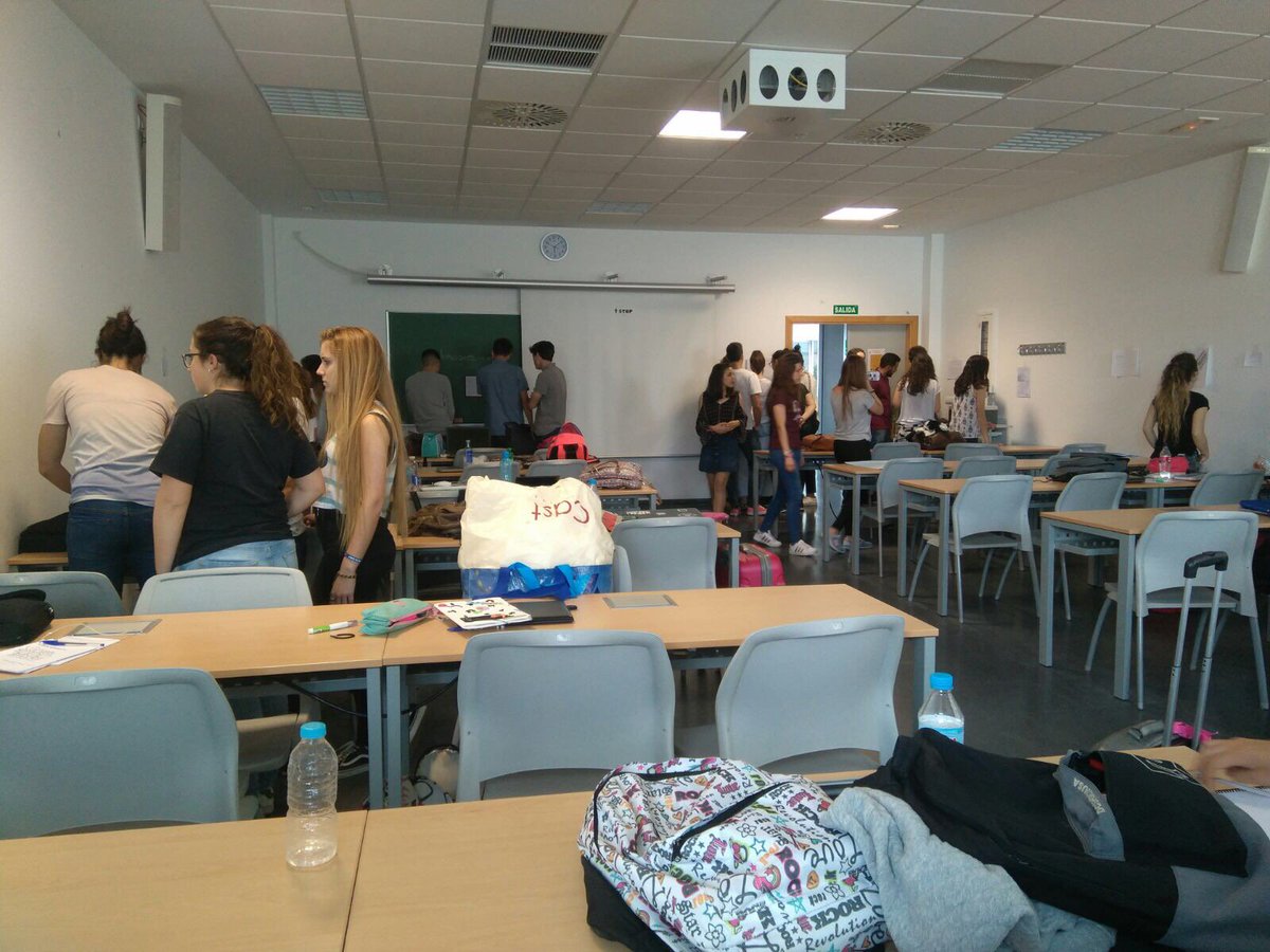 AccionSocialFOT's tweet photo. Ayer estuvimos ayudando en una clase contra el Bullying, una experiencia muy productiva y enriquecedora @LolaDaz #bullying #MásterFOT https://t.co/xXRNM15JXo