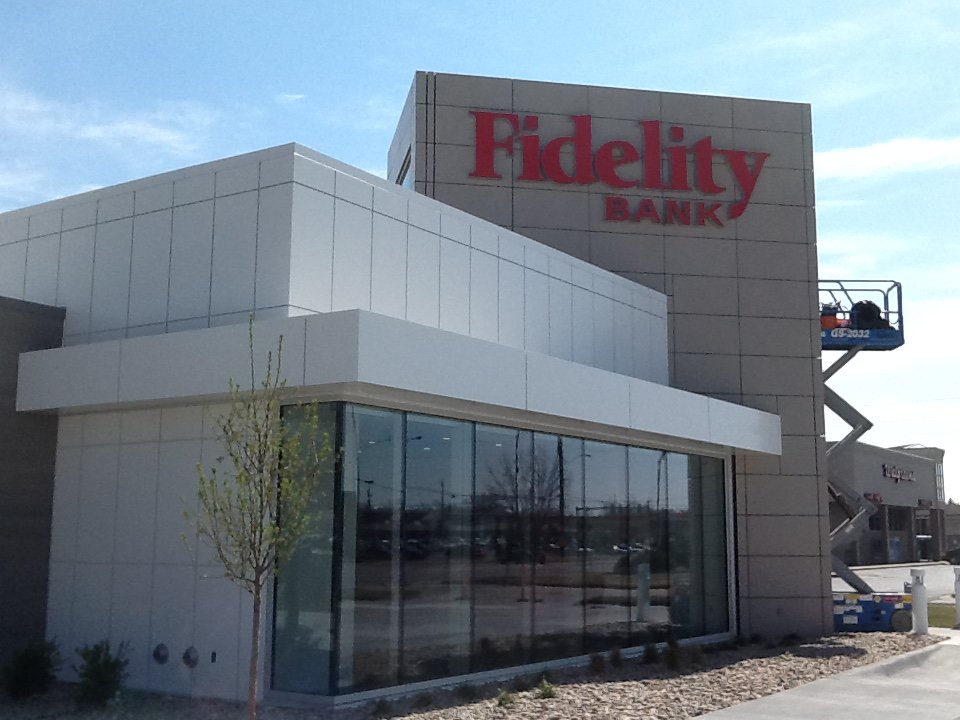 ElemexAFS's tweet photo. The finishing touches on @KSfidelitybank South Seneca in Wichita Kansas #ceramitex #elemex #facades #kansas https://t.co/MCNxkkp8Xd
