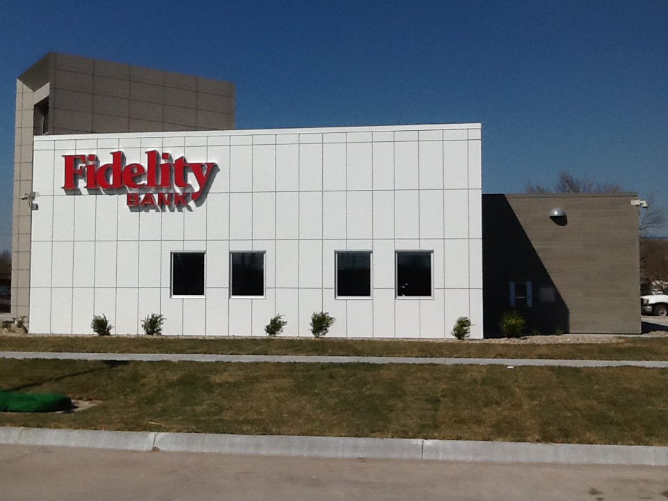 ElemexAFS's tweet photo. The finishing touches on @KSfidelitybank South Seneca in Wichita Kansas #ceramitex #elemex #facades #kansas https://t.co/MCNxkkp8Xd