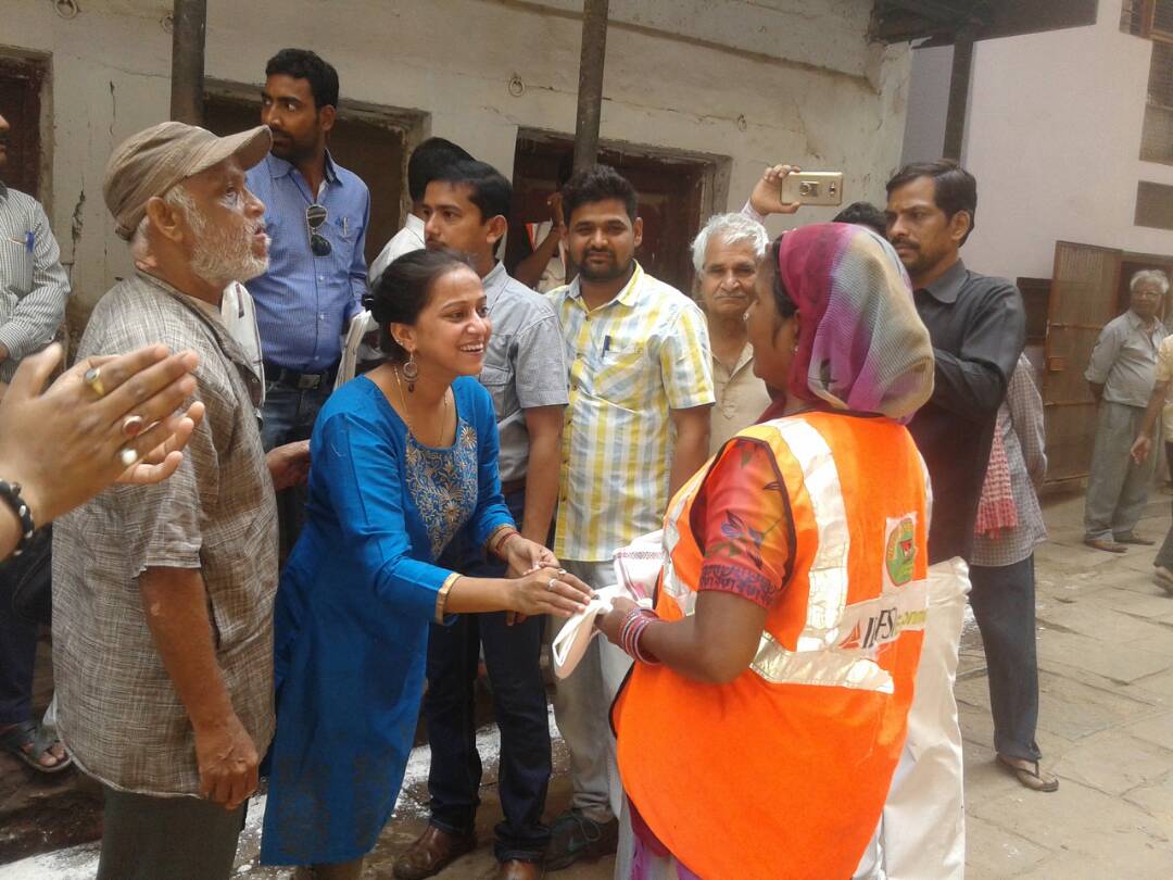 ILFS_Kashi's tweet photo. On Earth day D2D waste segregation awareness &amp; distribution on dustbins (separate for wet &amp; dry waste) in Rajmandir ward. https://t.co/26HqNxgHMz