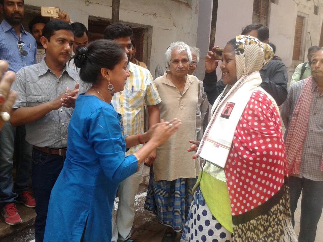 ILFS_Kashi's tweet photo. On Earth day D2D waste segregation awareness &amp; distribution on dustbins (separate for wet &amp; dry waste) in Rajmandir ward. https://t.co/26HqNxgHMz
