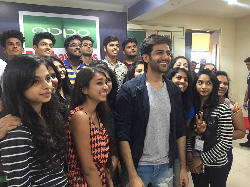 TimesFreshFace's tweet photo. #Throwback to when we had the one and only @theaaryankartik judge the #OPPOFreshFace college auditions! @oppomobileindia https://t.co/oNsOlZemaA