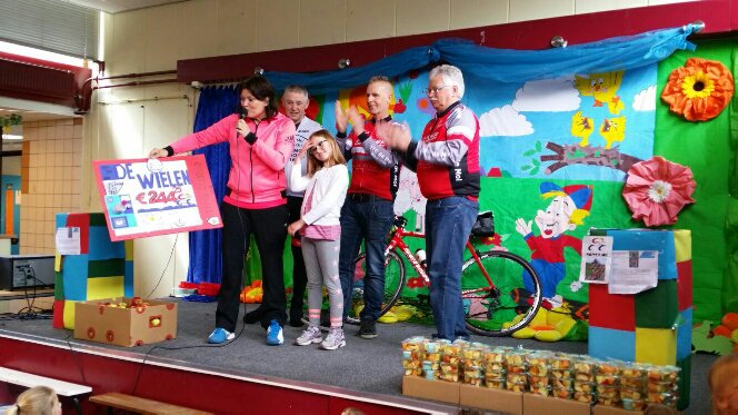 Bijna 1000 lege flessen haalde Jade en haar klasgenootjes op voor de <a href="/HomeRide/">Ride Or Stay Home</a> met een totaal bedrag va 244,25 euro.