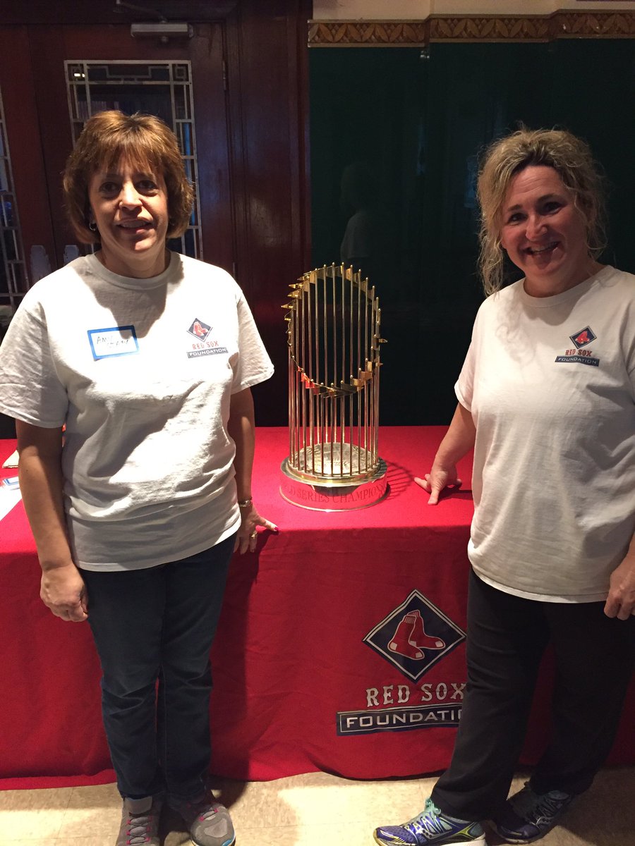 TimNGrid's tweet photo. 42 @nationalgridus volunteers painting classrooms and murals with @RedSoxFund at Charles E. Shea High School in Pawtucket 🎨 https://t.co/f4uPXgu7Av