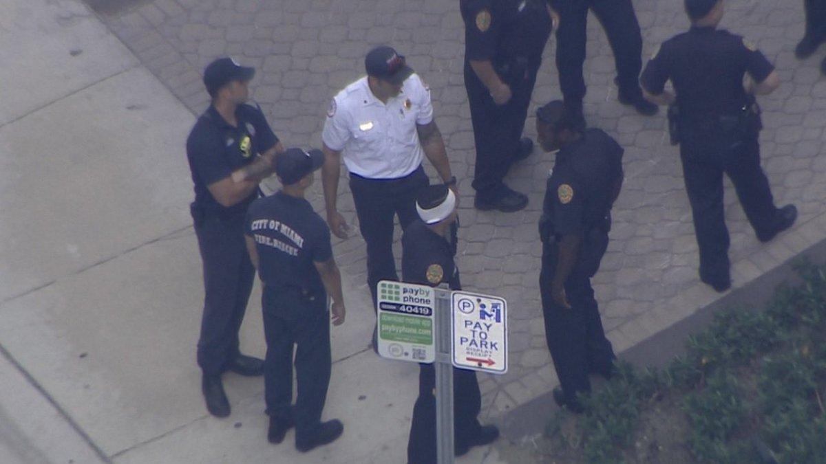 Miami police officer injured during disturbance call in Brickell bit.ly/2pZ6bFQ https://t.co/T3Hey55xFP