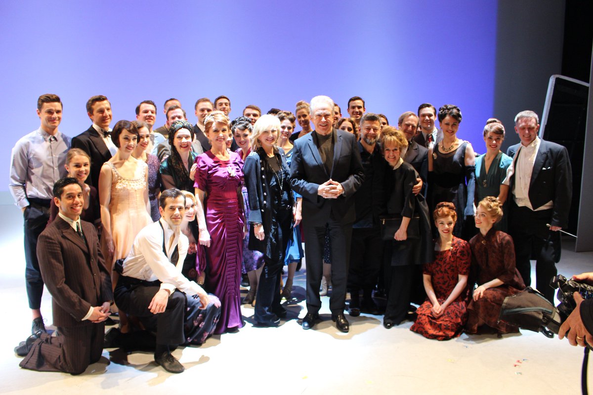 Two icons, Warren Beatty and @AndySerkis with the cast after seeing the breathtaking #AnAmericanInParis this weekend.