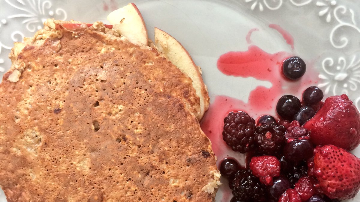 22andsober's tweet photo. Modified protein pancake with sliced apples added! 🍎Oats, egg white, 1/2 banana, cinnamon  @laurynevarts #sober #college #recovery #yum https://t.co/cC9YL6xOYP