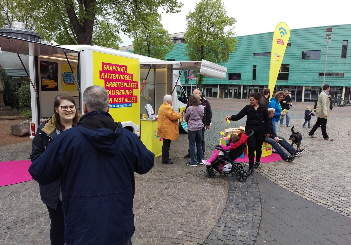 #EsgehtumunserLand in #Bergheim mit dem #JuLiBus und <a href="/IsaBatzdorf/">Isa B</a>! Gute Stimmung! <a href="/julisnrw/">Junge Liberale Nordrhein-Westfalen</a> #ltwnrw