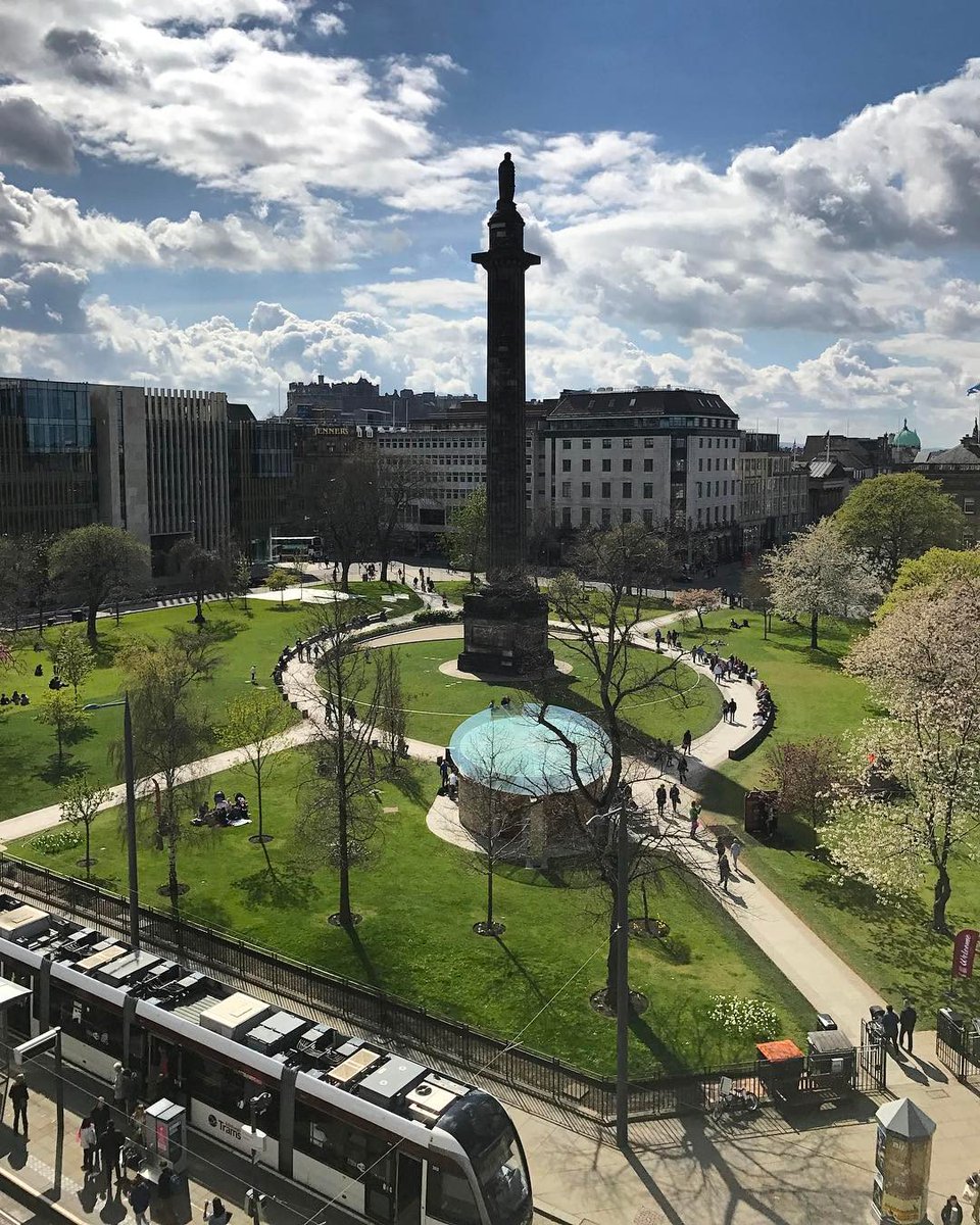 EdinburghGrand's tweet photo. You don't get much more central than St Andrew Square, and you can't really fault it on a sunny day! 
Image by duncan.edi via Instagram https://t.co/1gj76s1lOr