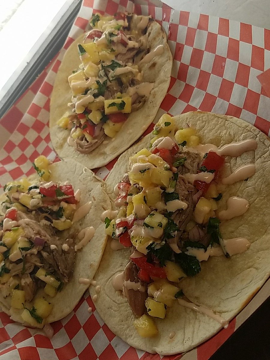 robskabobsny's tweet photo. Elm st. on this beautiful day with a bunch of trucks.. Pork tacos and A Banh mi sandwich for specials today. Check it out! #kabobin #open https://t.co/QNI8YRFSAF