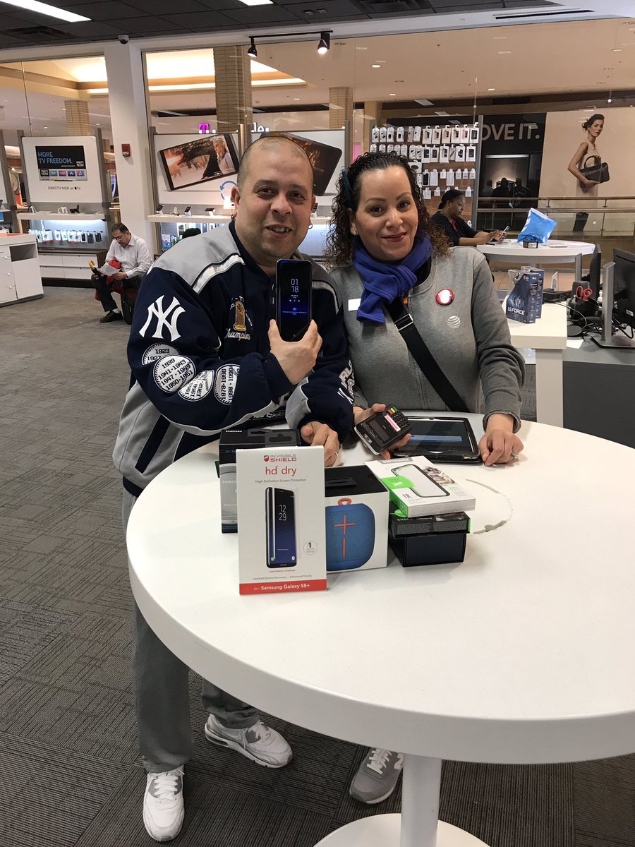 MiguelPerez_NJ's tweet photo. Making customers smile is our thing #SamsungS8launch #NewportCentreMall #NYNJ @Tim_Boland_ @ShislerPaul https://t.co/DK4vW3oYFe