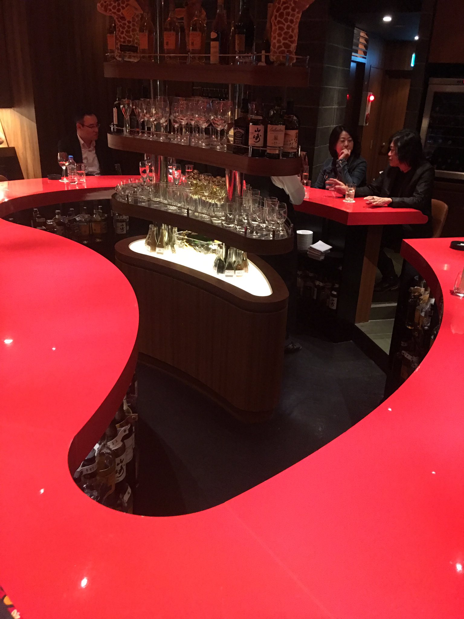 Dynamite ダイナ Miki Pa Twitter 今宵の銀座のオシャレなバー 赤道倶楽部 さんでのソロ弾き歌いライブ終了 カウンターがアフリカ大陸の形なのだ アフリカの文化が世界に広がって やがてポピュラー音楽を生み出す源流になる流れを 和洋ブレンド ジャズを