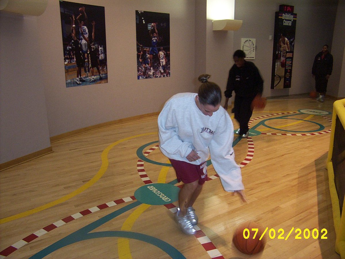 AmyLynWright's tweet photo. Jenny Jones sent me this little gem today from the @WBHOF #Early2000's #DribbleSkillz #SweatshirtBIG #TLCTip https://t.co/gG1V0diQdF