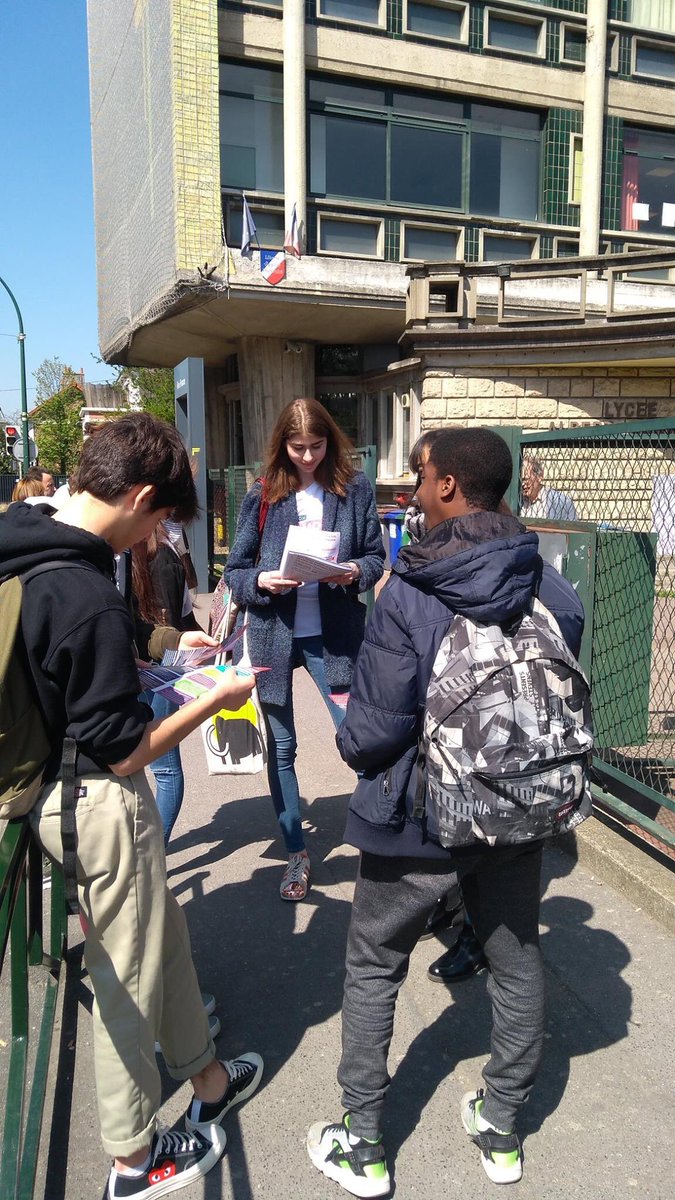 Jeunes93_Hamon's tweet photo. Sous le soleil, dernier lycée avant le 1er tour dimanche pour faire gagner la jeunesse avec #Hamon2017 https://t.co/pchAz1YEHK