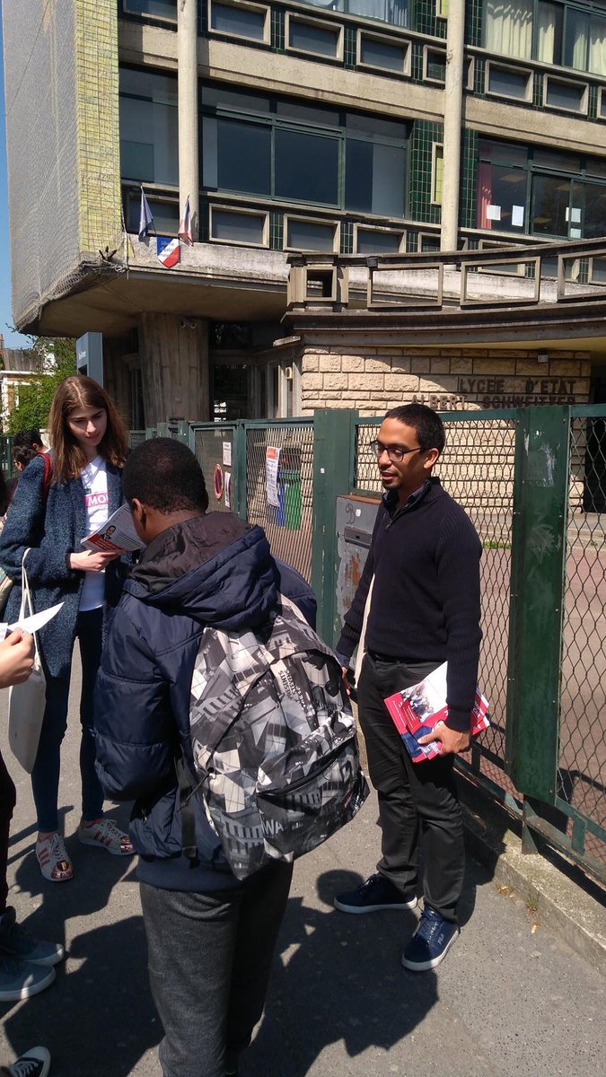 Jeunes93_Hamon's tweet photo. Sous le soleil, dernier lycée avant le 1er tour dimanche pour faire gagner la jeunesse avec #Hamon2017 https://t.co/pchAz1YEHK