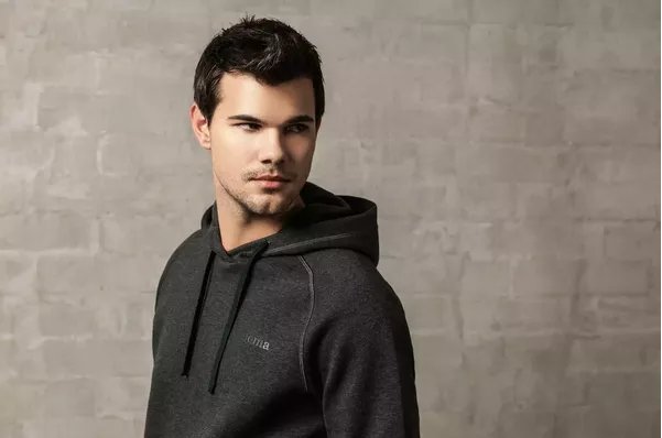 TLautnerBRsite's tweet photo. 📸 Novas fotos do photoshoot de Taylor Lautner para a marca JOMA Sports (Parte 01) ❣️ https://t.co/sxA9VujnSH