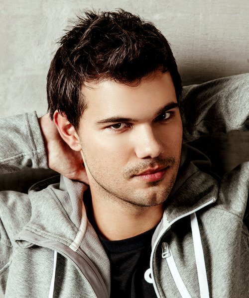 TLautnerBRsite's tweet photo. 📸 Mais fotos do photoshoot de Taylor Lautner para a marca JOMA Sports [Via/Tumblr: eyesontaybert] ❣️ https://t.co/G1RIcgWLk4