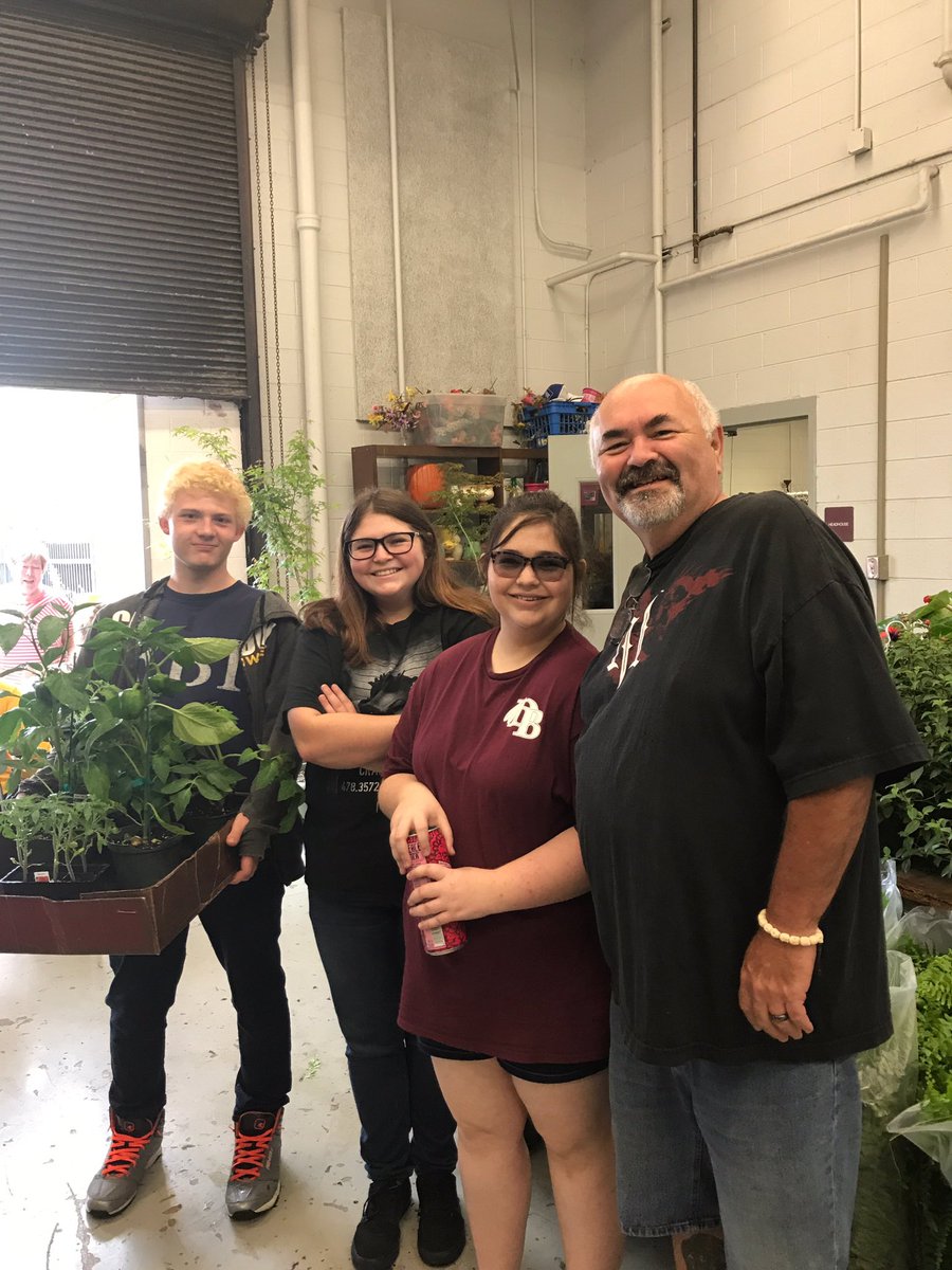 dbhs_ffa's tweet photo. Agriculture students are a huge help to customers and we appreciate the family support #plantsale #onetribe #dbffa https://t.co/FyFGnjfUXJ