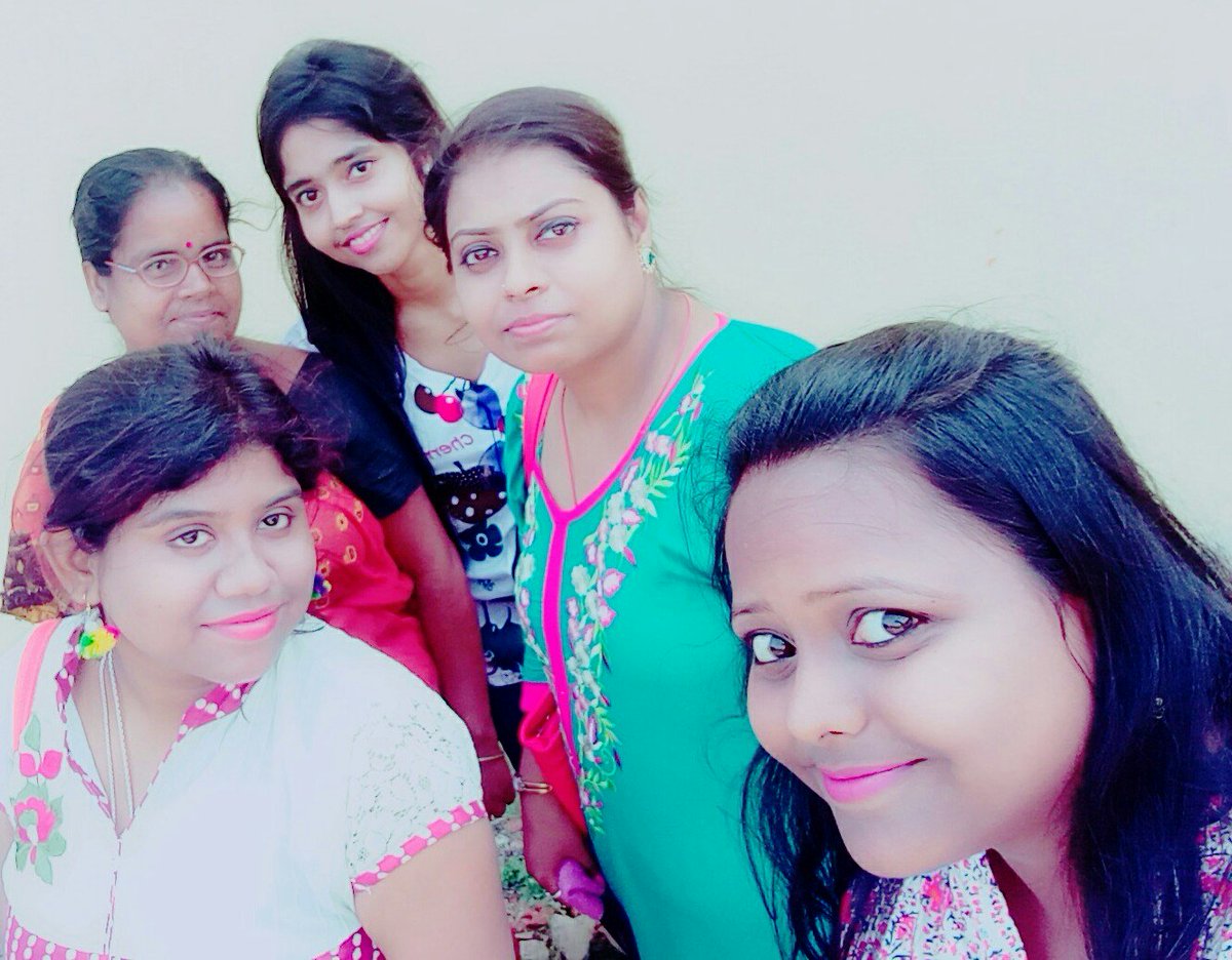Arumita_DG's tweet photo. Smile plz 📷 we r ready #group_pic #photo_click https://t.co/RrLaPe7Vfa