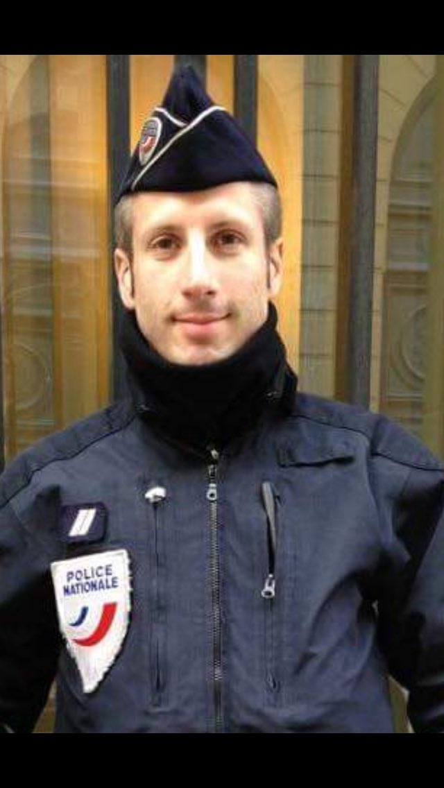 a2linefrancois's tweet photo. Xavier Jugelé, 37 ans. Gardien de la Paix. C'est ce nom et ce visage qu'il faut afficher. Laissons les terroristes à leur anonymat crétin. https://t.co/lRb3P8Rjo7