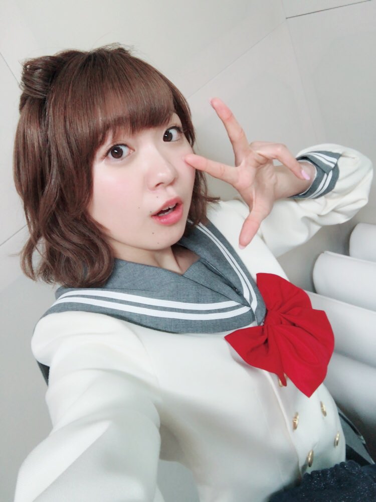 Saito_Shuka's tweet photo. あ、ちなみに気づいたかな。。。？
一年前と同じ髪型したんだ〜！！
今回はふわふわつきだけどねっ☺️

なつかしい写真〜！
あいあいとふざけたな〜笑 https://t.co/WF7b9SaWEr