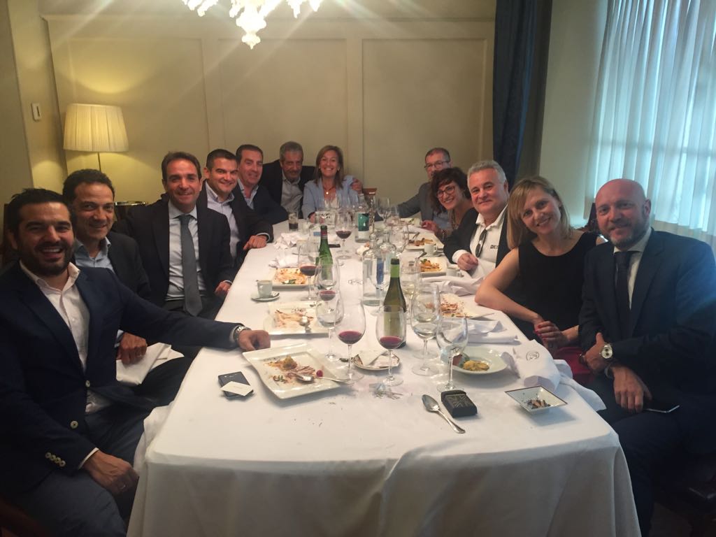 luisemiliofdez's tweet photo. Encuentro Profesional Comida Comité Alumni con la presencia de Jesús Centenera para hablarnos de los Negocios en Entornos Multiculturales. https://t.co/1mIJg1y7Fh