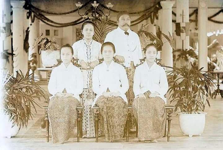 niepoe's tweet photo. Kumpulan photo-photo Raden Adjeng Kartini https://t.co/nvuAWU8WAu https://t.co/OMaK6InVf1