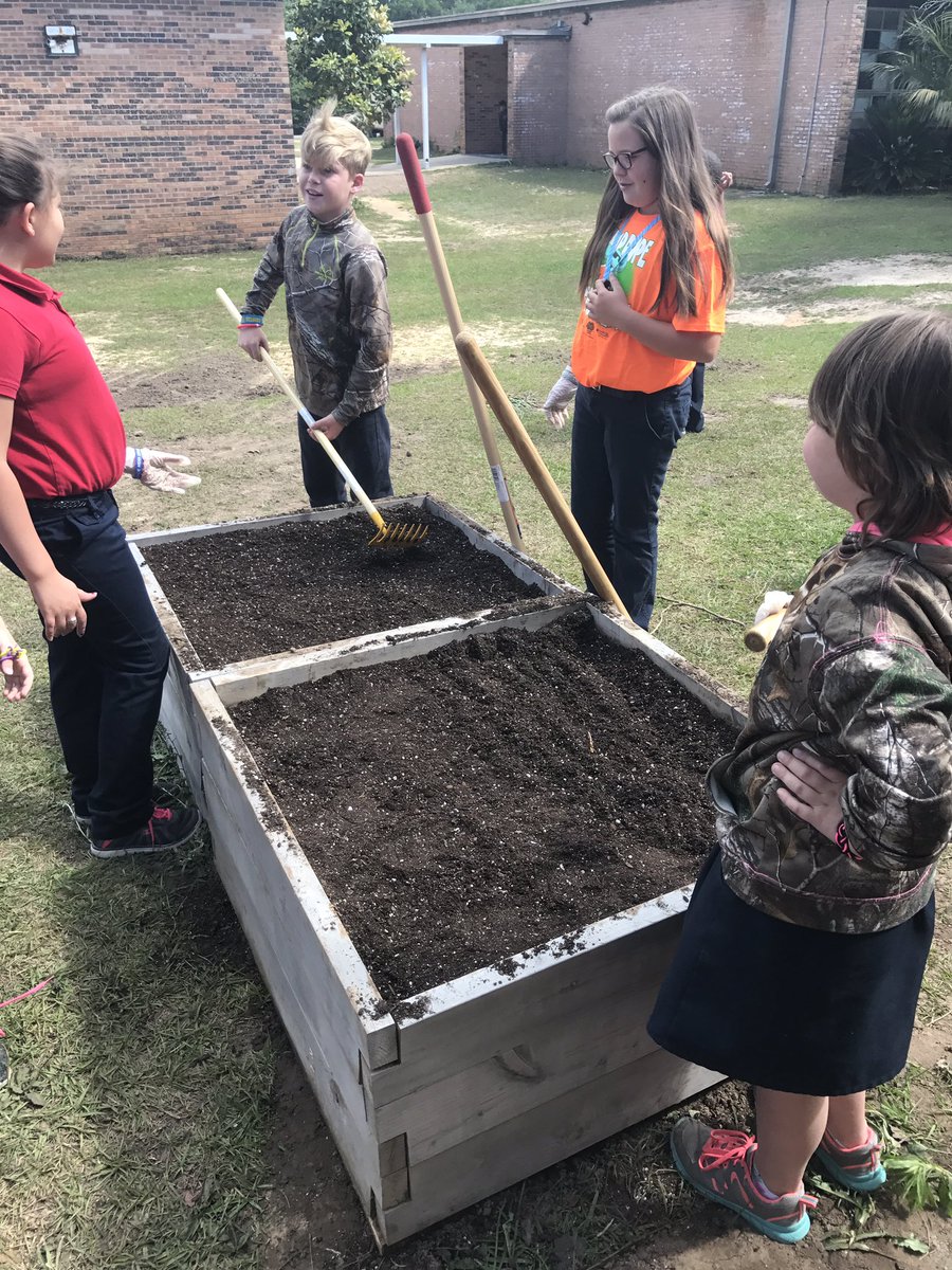 4thDixon's tweet photo. Gardening at Dixon! 4th grade loves making Dixon beautiful! @GlendaWarren15 @Michellermcnew https://t.co/IsMLUiajuM