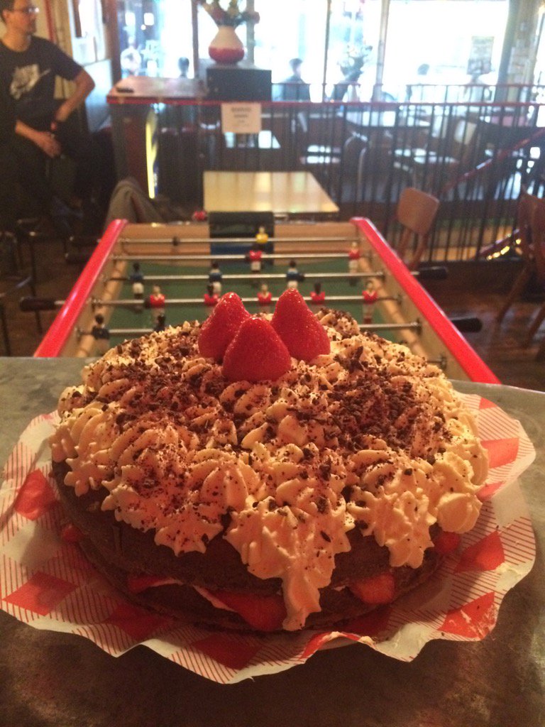 Football and cake? Why not! Claudia made this delicious strawberry and cream cake for our football Saturday.