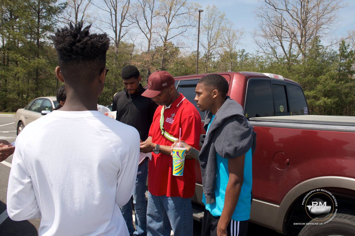 UMWAlumni1's tweet photo. Kappa Men doing what we do best, giving back what was freely given to us. #KappaLeague https://t.co/2KkvEwjJjt