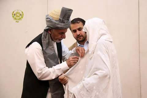 hayatamanat's tweet photo. President gives governmental medal to #Neyaz BiBi-who lost 6 her son fighting #ISIS in #Nangarhar. https://t.co/2kshW4srwa