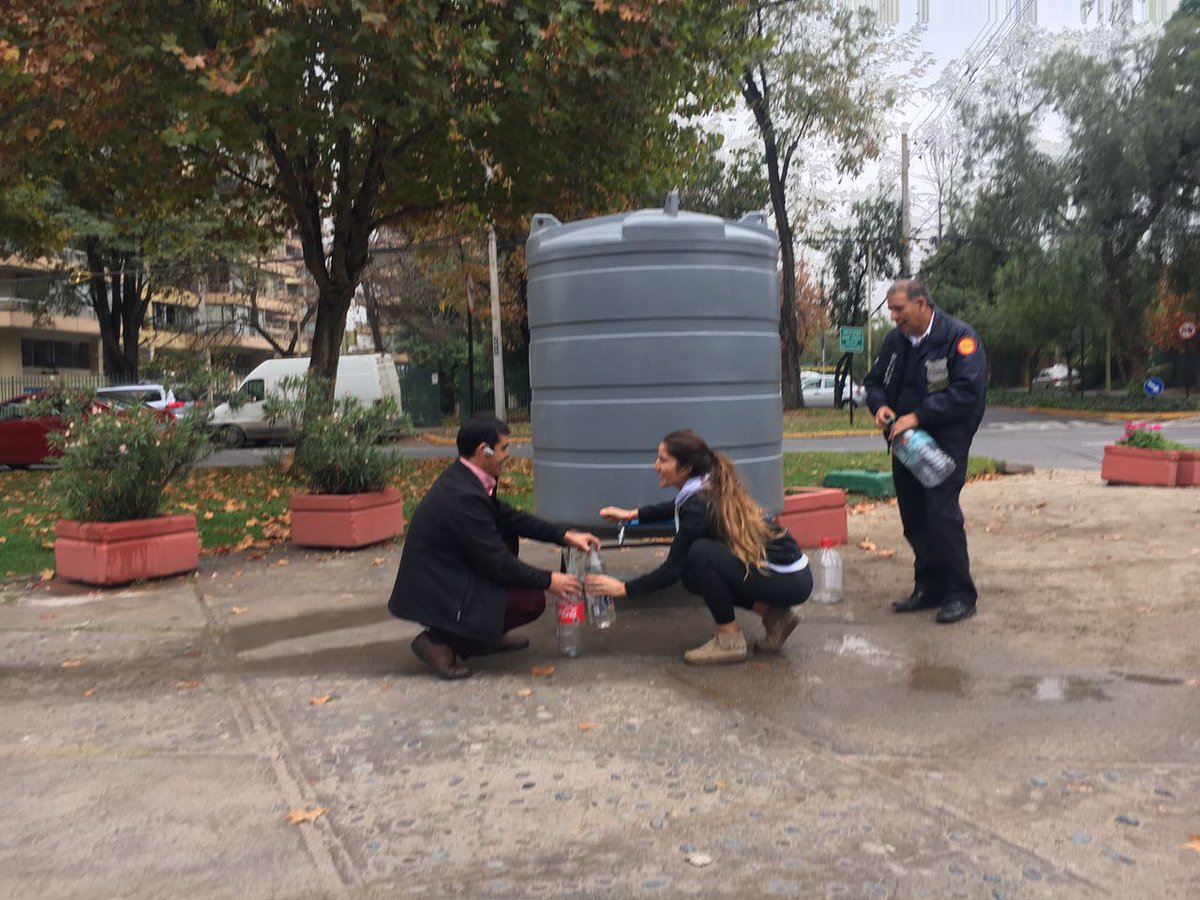 aguas_andinas's tweet photo. #AAInforma En terreno los trabajadores de Aguas Andinas entregando agua a los vecinos en Bilbao con Duqueco https://t.co/vGDWGQ1gZR