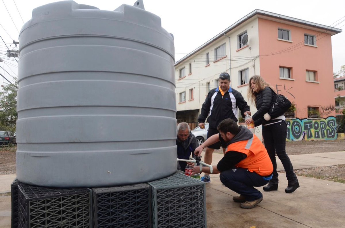 aguas_andinas's tweet photo. #AAInforma En Independencia los vecinos están recibiendo el suministro alternativo de agua https://t.co/OIQO0qForN