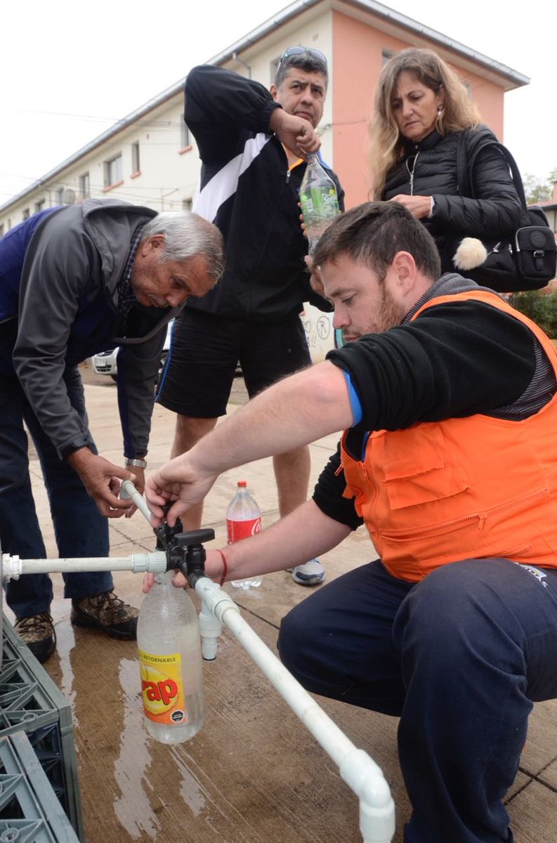 aguas_andinas's tweet photo. #AAInforma En Independencia los vecinos están recibiendo el suministro alternativo de agua https://t.co/OIQO0qForN