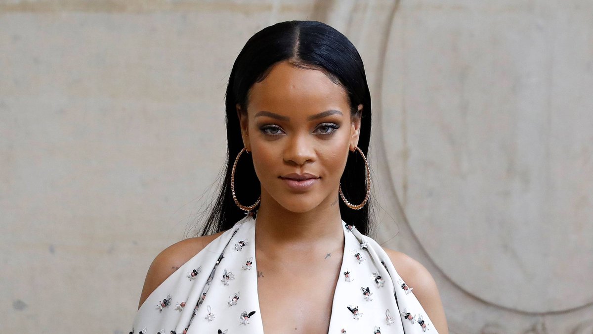 MTV's tweet photo. ICYMI -- Rihanna's face was casually projected on the Empire State Building: https://t.co/QrIzAPL5Ll https://t.co/D9xHQyZ9zW