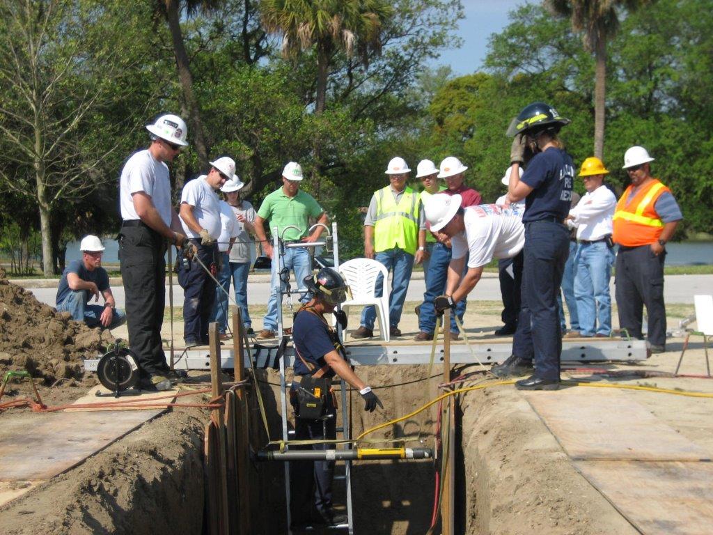 NUCA_National's tweet photo. Think OSHAโs not serious about trench safety? Think again. 2 die in collapse. Owner facing $1.4m fine. #TSSD2017 https://t.co/L3SBHVHxFH https://t.co/Y2YUaVP9QS