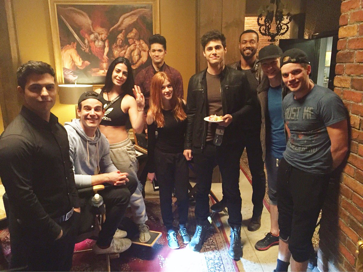 ShadowhuntersTV's tweet photo. It's official: #Shadowhunters has been renewed for Season 3. Head over to our Facebook now to watch the cast share the news. https://t.co/F0Md8aT267