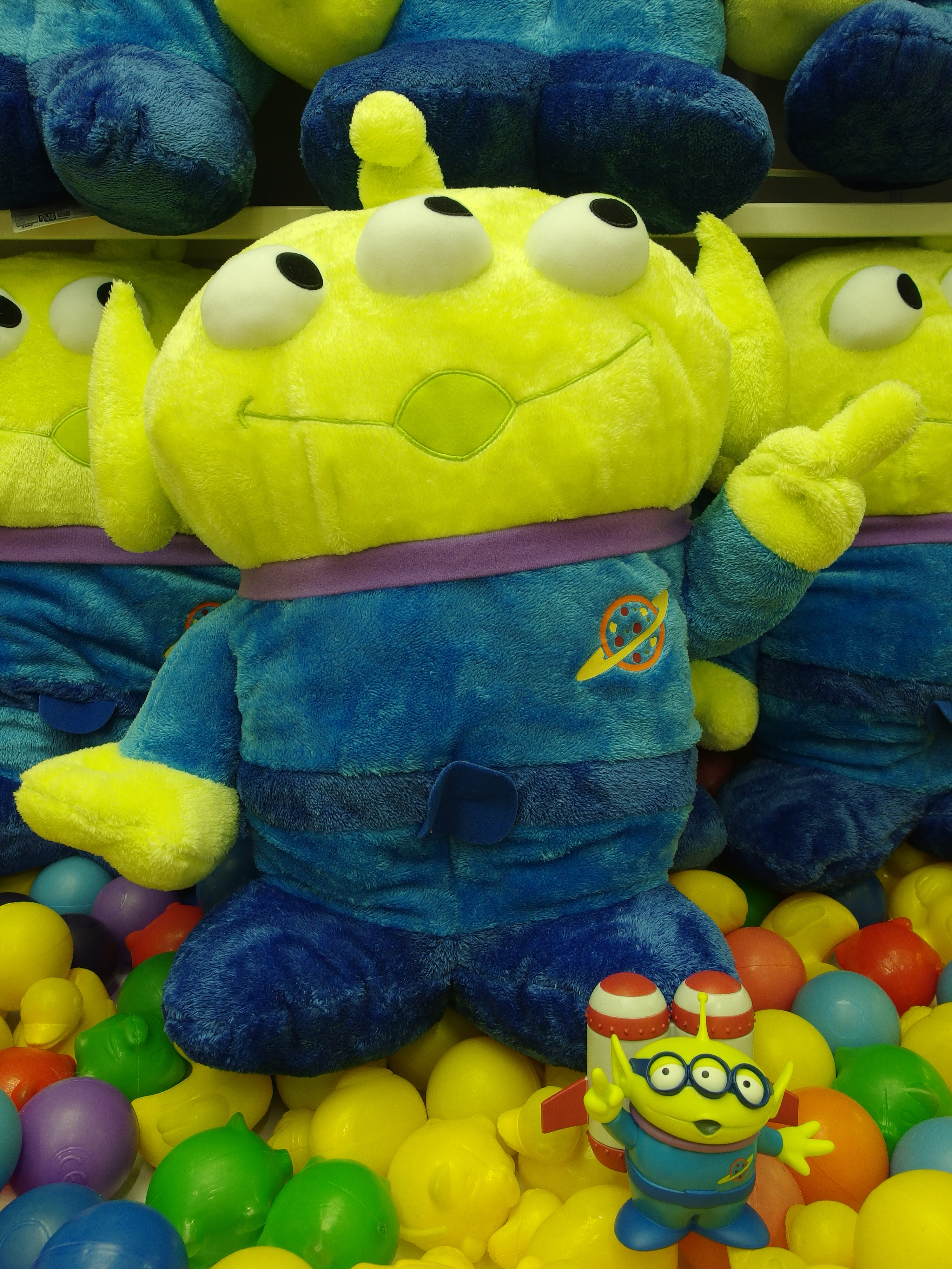ネバーランド港北店 エイリアン ギガジャンボ指差しポーズふわふわぬいぐるみ 入荷しました 全長約45 とボリュームのあるサイズ感です か み さ ま 命の恩人 感謝 永遠に トイ ストーリー エイリアン ギガジャンボ T Co