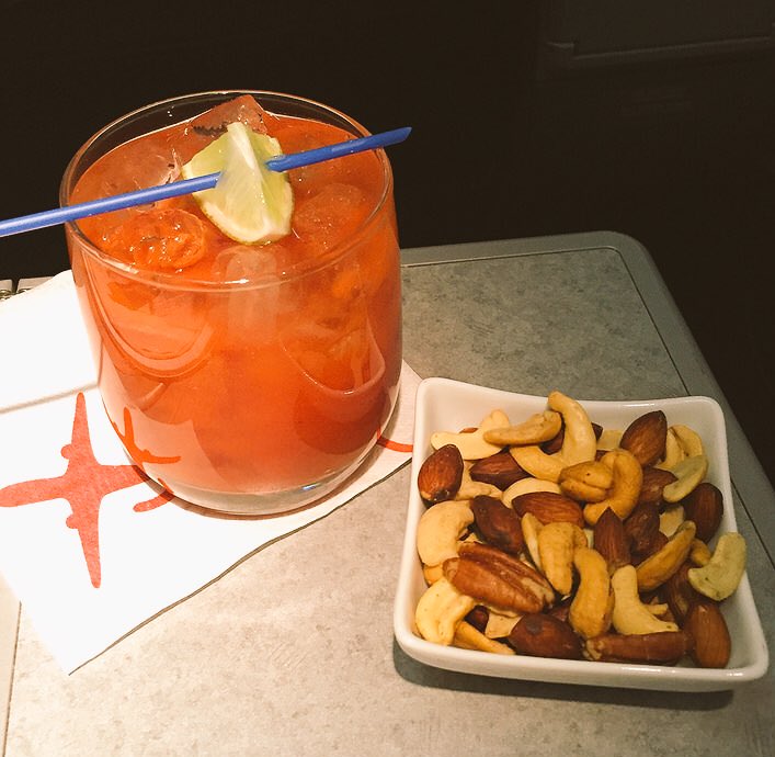 _CameroneParker's tweet image. ✈️#FirstClass festive libations kickoff our #JetSetStyle to #NYC THANK YOU @AmericanAir We ❤️#AmericanAirlines #AAdvantage #Elite ✈️