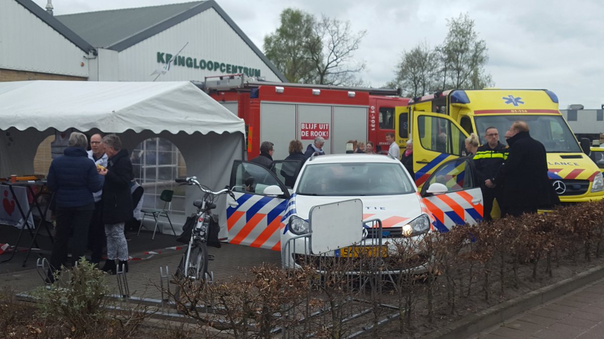 AED in gebruik genomen aan buitengevel kringloopwinkel #Novatec, ism @gem_Leek, @Oldebert1 en <a href="/GHartVeilig/">Groningen HartVeilig</a>. Hulpdiensten erbij. Groot succes