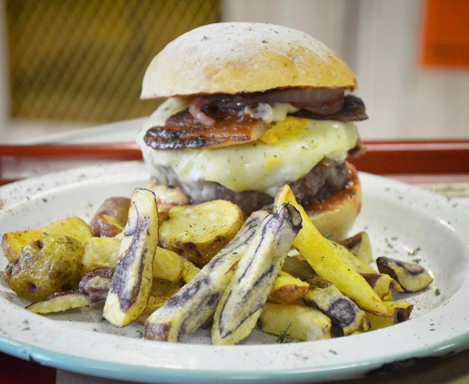 cual_estuplan's tweet photo. Almuerza en @60_nativas acompañando nuestras papas con una #BurgerClasica. Incluye #PapasNativas en tu alimentación Cr 7 # 51A-18 https://t.co/9l1QMsMhbL