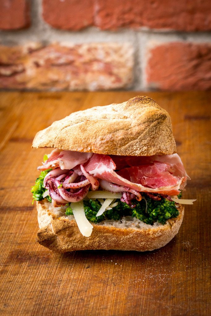 Ciabatta bread stuffed with cooked coppa, fried squids’ heads, Caciocavallo cheese and broccoli: the snack that satisfy any desire.